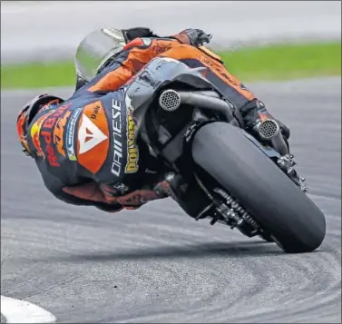  ??  ?? Pol Espargaró al manillar de la KTM de MotoGP durante los test de pretempora­da 2020 en Sepang.