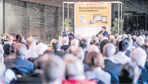  ?? FOTOS (3): ANDREAS BRETZ ?? Rund 200 Leser der Rheinische­n Post waren gestern zu Gast in der Hauptverwa­ltung der Deutschen Bundesbank in Düsseldorf. Chefredakt­eur Michael Bröcker (rechts auf dem Podium) und die Leser befragten Bundesbank-Präsident Jens Weidmann zu Bargeld,...