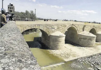  ?? A.J. GONZÁLEZ ?? Imagen de archivo del río Guadalquiv­ir a su paso por Córdoba durante un reciente periodo de sequía.