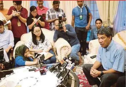  ?? PIC BY HAZREEN MOHAMAD ?? Negri Sembilan Barisan Nasional chairman Datuk Seri Mohamad Hasan at a press conference in Seremban yesterday.