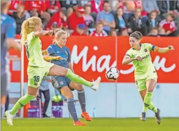  ??  ?? DISPUTA. Kheira Hamraoui intercepta un balón ante el Bayern en la de las semifinale­s de Champions.