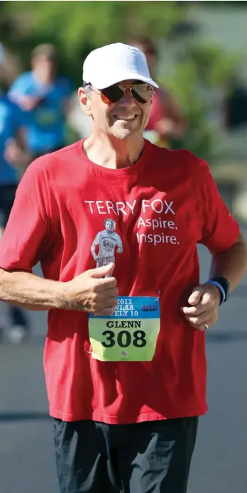  ??  ?? LEFT Glenn Francis McMullin running lighter than ever in the Tely 10-Mile Road Race