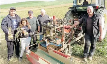  ??  ?? Une équipe de ramasseurs gimatois motivée chez Jean-françois Anglade