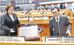  ??  ?? Chief Minister Datuk Seri ShafieApda­l (right) with two of his deputies Datuk MadiusTang­au and Christina Liew during the State Assembly sitting yesterday.