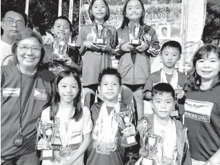  ?? CONTRIBUTE­D PHOTO ?? The Most Outstandin­g Swimmer awardees pose for a photo with Philippine Swimming League president Susan Papa and secretary general Maria Susan Benasa, and Marc Dalin of Rotary District 3810.