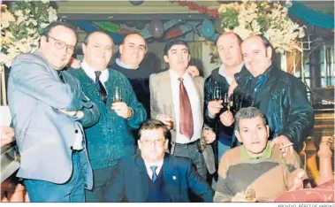  ?? ARCHIVO PÉREZ DE VARGAS ?? La fila de pie, de izquierda a derecha, Alberto Pérez de Vargas, José María Gutiérrez, Emilio Acevedo, José Luis Ocaña, Manolo Ledesma y Juan Guerrero. Sentados, de izq. a dcha., Quique Muñoz y Bernardo Pérez.