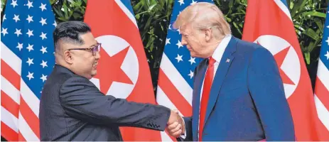  ?? FOTO: AFP ?? Zwei reichen sich die Hände: Nordkoreas Machthaber Kim Jong-un (links) und US-Präsident Donald Trump bei ihrem Gipfel in Singapur.