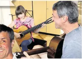  ??  ?? Spaß beim Gitarrenun­terricht in Schwarzenb­erg: Herr Lauterbach mit Schülerin Elina
Lang (10).