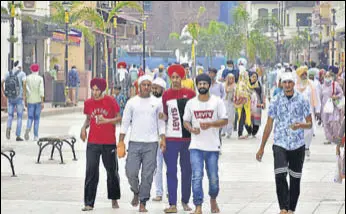  ?? SAMEER SEHGAL/ HT ?? OUT AND EXPOSED Youths without face masks at the Heritage Street in Amritsar on Wednesday.