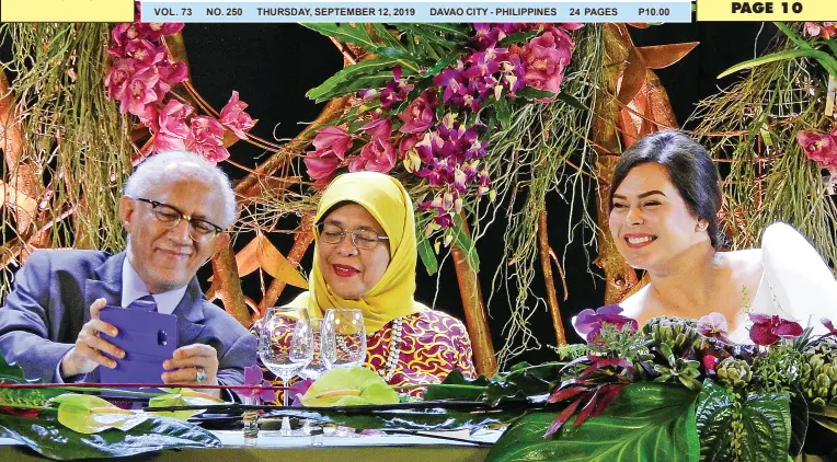  ?? BING GONZALES ?? SINGAPORE President Halimah Yacob (center) and Mayor Sara Duterte shared a light moment acceding to a group photo taken by Mohamed Abdullah Alhabshee (Yacob’s husband) during the dinner reception hosted by Davao City held Tuesday at Marco Polo Hotel Davao.