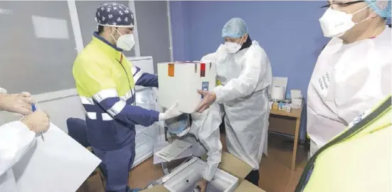  ?? Foto: Carm ?? Die erste Ladung des tiefgekühl­ten Impfstoffs kommt in der Region Murcia an. Jede Woche folgen weitere Chargen.