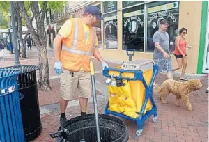  ?? JOE CAVARETTA/STAFF PHOTOGRAPH­ER ?? David Marcus is supervisor of the dozen-member Clean Team, on duty seven days a week.