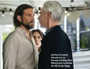  ??  ?? Jackson (Cooper) discute con su hermano Bobby (Sam Elliott) ante la mirada de Ally (Lady Gaga).