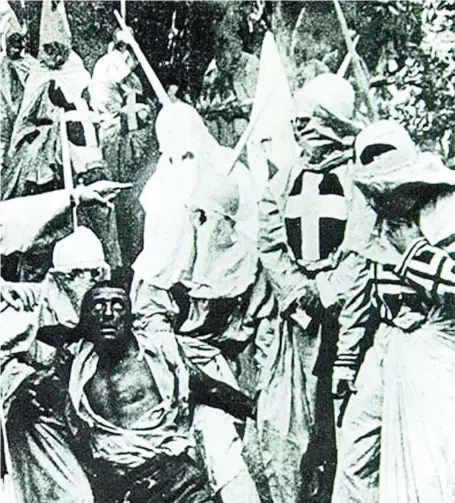  ?? FIRMA FOTO ?? Una escena de «El nacimiento de una nación, de Grffith, película de 1915 tachada de plenamente racista