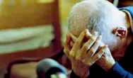  ??  ?? Fascia debole
Un momento di disperazio­ne di un anziano: questa volta le violenze arrivavano dalla moglie romena di 43 anni