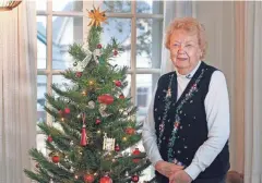  ?? PETERSON, MILWAUKEE JOURNAL SENTINEL ANGELA ?? Margaret Smith stands next to her Wisconsin Badger tree.