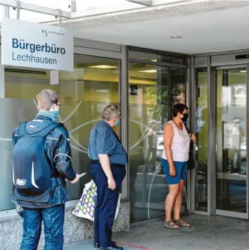  ?? Foto: Silvio Wyszengrad (Archivbild) ?? Die Bürgerbüro­s, wie hier in Lechhausen, soll es trotz zunehmende­r Digitalisi­erung weiter geben.