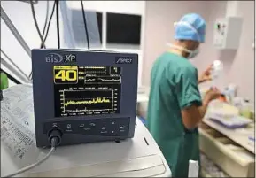  ??  ?? Les médecins proposent moins souvent un bilan cardiaque à leurs patientes.