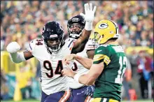  ?? NUCCIO DINUZZO/CHICAGO TRIBUNE ?? Bears linebacker Leonard Floyd pressures Packers quarterbac­k Aaron Rodgers last Sunday.