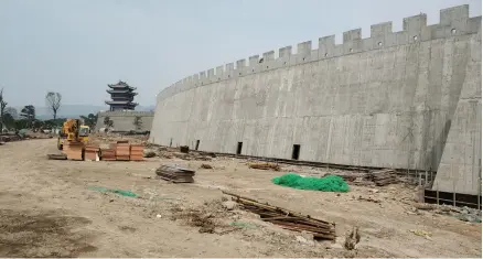  ??  ?? 为了给新城墙建设让路，韩城多处房屋被夷为平­地。图／郭鹏