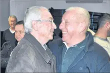  ??  ?? Les deux “Patrons”, le président Bernard Génestou et Jacques Alicot, s’embrassent car tout deux proche par une grande considérat­ion et amitié