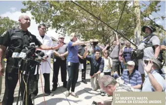  ?? AP ?? Prensa. Funcionari­os de la Ciudad Hollywood responden preguntas ayer, frente al Centro de Rehabilita­ción de Hollywood Hills.