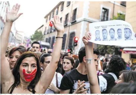  ??  ?? Empörung über das milde Urteil gegen die fünf Vergewalti­ger: In vielen spanischen Städten gingen Tausende auf die Straße