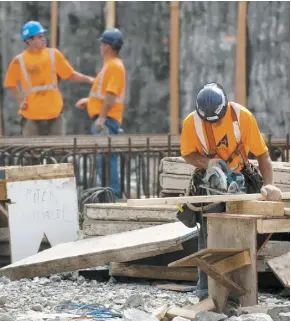  ?? PHOTO D’ARCHIVES ?? Certains travailleu­rs de la constructi­on ne pourront vraisembla­blement profiter de vacances cet été. Plusieurs chantiers doivent rattraper le retard.