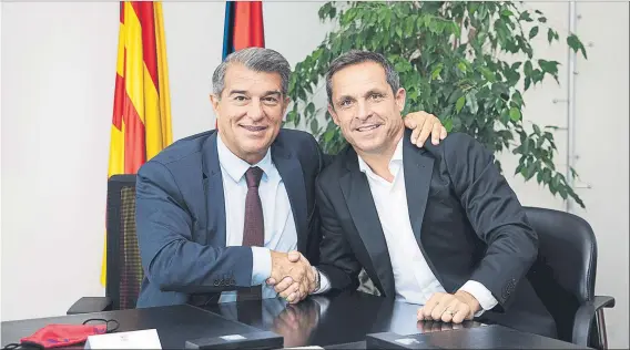  ?? FOTO: FCB ?? Sergi Barjuan, 49 años, firmó ayer junto al presidente, los vicepresid­entes Yuste y Romeu, además de Alexanko y Jordi Casals, presidente del Barça B