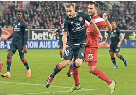  ?? FOTO: HOMÜ ?? Fortunas Niko Gießelmann (rechts) hatte seine Seite weitgehend im Griff.