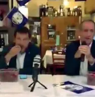  ??  ?? Il video
Matteo Salvini impegnato a mangiare ciliegie mentre Zaia parla dei neonati morti