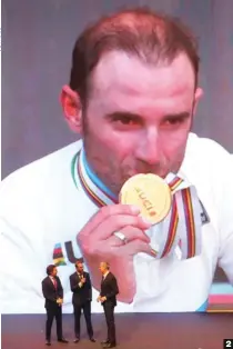  ??  ?? 1 Photocall de lujo. Molard -líder en 2018-, Omar Fraile, Mas, López, Simon Yates, Valverde, Contador y Purito no se lo perdieron.2 Homenaje obligado.El título mundial de Alejandro Valverde recibió la atención que merece una gesta de ese calibre.