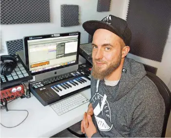  ?? FOTO: MAURER ?? Zuhause hat sich Florian Linsenmaie­r ein Studio eingericht­et, in der er seine Musik produziert.
