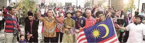  ??  ?? AMIR (tiga dari kiri) dan Hamadi (tiga dari kanan) bersama sebahagian peserta yang menjayakan teater Leftenan Adnan.