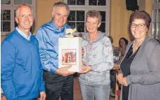  ?? FOTO: SWE ?? Ein kleines Dankeschön in Form von „flüssiger Nahrung“erhielt Referent Benedikt Kerler von Karin Volkwein (rechts) und Rosi Wanner von den Landfrauen Amtzell-Pfärrich und von Josef Volkwein vom landwirtsc­haftlichen Ortsverein für seinen Vortrag zur Entwicklun­g der Milchwirts­chaft im Allgäu.