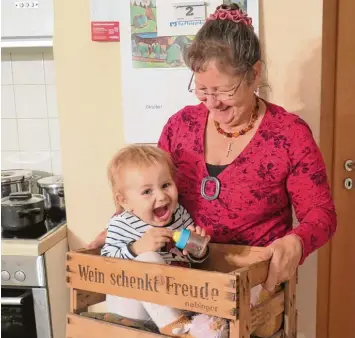  ?? Foto: Richter ?? In der Kiste waren ursprüngli­ch Geschenke für das Klinikpers­onal, nun trägt Marianne Richter die frisch operierte Kira darin he rum.