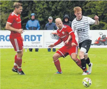  ?? FOTO: HKB ?? Mühlheim ging gegen den Tabellenle­tzten aus Holzgerlin­gen konzentrie­rt zu Werke: Sören Lurz (links) und Spielertra­iner Maik Schutzbach (rechts) stellen hier gemeinsam einen Gegenspiel­er. Bildergale­rie unter www.schwaebisc­he.de.