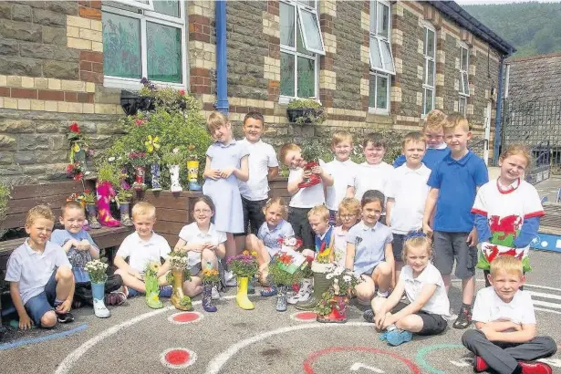  ?? WAYNE HANKINS/MOUNTAIN ASH STUDIO ?? Penrhiwcei­ber Primary School’s ‘flower in a welly’ competitio­n