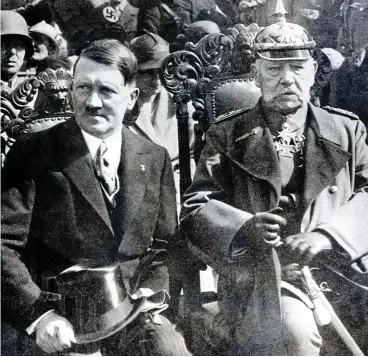  ?? FOTO: POPPERFOTO VIA GETTY IMAGES ?? Der Versuch, sich bürgerlich zu geben: Adolf Hitler 1933 im Stresemann und mit Zylinder neben Reichspräs­ident Paul von Hindenburg 1933.