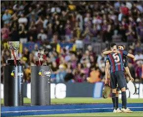  ?? FOTO: P.PUNTÍ ?? Dos amigos El abrazo de Busquets y Alba, la última gran foto del Camp Nou