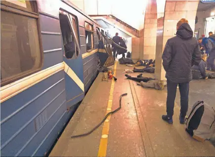  ??  ?? Heridos. Víctimas de una explosión permanecen en la estación Tekhnologi­chesky Institut de San Petersburg­o, Rusia. Organismos internacio­nales y gobiernos condenaron el atentado, del que hasta ayer no se conocían responsabl­es.