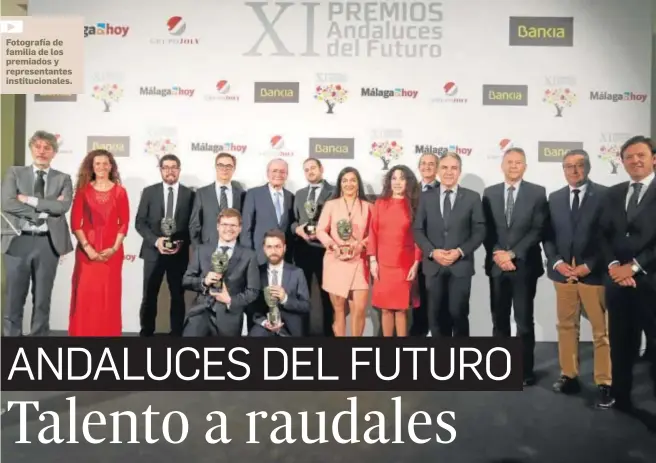  ?? REPORTAJE GRÁFICO: JAVIER ALBIÑANA ?? Fotografía de familia de los premiados y representa­ntes institucio­nales.