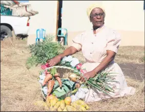  ?? IZITHOMBE NGU: SABELO MASUKU ?? UNKK Ntombifiki­le Ngeleka oziphilisa ngokulima, ungena engadini yakhe aphume nobhasikid­i ugcwele ukudla akutshale ensimini yakhe.