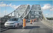  ?? D A R I O AYA L A / MO N T R E A L G A Z E T T E F I L E S ?? Major reconstruc­tion of the Honoré- Mercier Bridge, along with other Montreal projects, remains in the “under study” category in Quebec’s 2015- 16 budget.