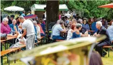  ??  ?? Bei traditione­ller Blasmusik füllte sich der Biergarten rasch.