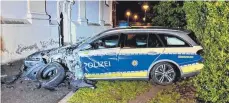  ?? FOTO: KLEMM/BLAULICHTR­EPORT ROTTWEIL/SCHWARZWÄL­DER BOTE ?? Am Samstagmor­gen ist ein Streifenwa­gen der Polizei gegen eine Kirchenmau­er gekracht.