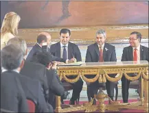  ??  ?? Alejandro Peralta Vierci (izq.) firma el acta que oficializa su designació­n como nuevo ministro de Comunicaci­ón.