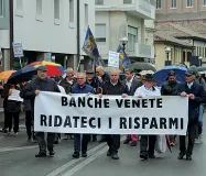  ??  ?? Calvario Una protesta dei soci azzerati delle ex popolari