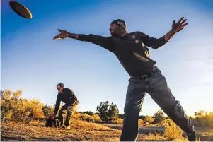  ?? GABRIELA CAMPOS/THE NEW MEXICAN ?? Carlos Lovoto plays disc golf Tuesday on the course along Arroyo de los Chamisos Trail that separates the two sides of Richards Avenue.