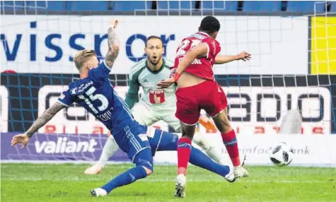  ?? KEYSTONE ?? Keeper Mirko Salvi sieht das Unheil auf sich zukommen: Yassin Fortune erzielt in der 64. Minute das 3:1 für den FC Sion.